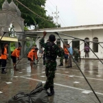 BPBD membangun tenda pengungsian di Desa Kalisari, Baureno.