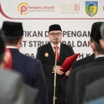 Bupati Kediri Hanindhito Himawan Pramana saat melantik beberapa pejabat di lingkungan Pemkab Kediri. (Ist). 
