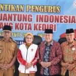 Wali Kota Kediri didampingi wakilnya bersama pengurus YJI Kota Kediri 2025-2030. Foto: Ist