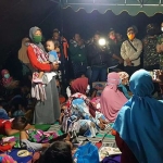 Masyarakat Daerah Aliran Sungai (DAS) Semeru Dusun Bondeli Lor, Desa Sumberwuluh, Kecamatan Candipuro, Kabupaten Lumajang saat berada di tenda pengungsian. (foto: ist)