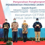 Gubernur Jawa Timur Khofifah Indar Parawansa selain me-launching program “Kecamatan CETTAR” juga memberikan penghargaan terhadap empat bupati. foto: Humas Pemprov Jatim