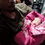 Sosok bayi perempuan yang diduga dibuang orang tuanya di atap rumah warga Pacar Keling VI