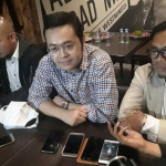 Bayu Airlangga (tengah), inisiator Muda Mudi Surabaya Peduli saat memberi keterangan pers. foto: DIDI ROSADI/ BANGSAONLINE