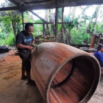 Proses pembuatan bedug di Desa Jiwut Kabupaten Blitar
