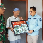 Pj. Gubernur Jatim saat menyerahkan bantuan program rehabilitasi rutilahu secara simbolis. Foto: Ist.