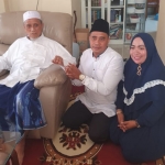 Anis Ambiyo Putri ketika sowan ke Kiai Masbuhin Faqih didampingi suami. foto: ist.