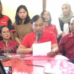 M. Arif Wicaksono, saat membacakan surat pengunduran dirinya dari Ketua DPRD Kota Malang, disaksikan Sri Untari dan pengurus DPC PDI P Kota Malang. foto: IWAN IRAWAN/ BANGSAONLINE