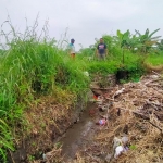Petani Lumpangbolong Kelurahan Dermo, Kecamatan Bangil, Kabupaten Pasuruan saat melihat irigasi yang tidak berfungsi.