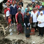Mensos Khofifah Indar Parawansa meninjau pusat bencana di Bangli dan Buleleng, Bali.