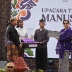 Pj Wali Kota Kediri Zanariah mengikuti prosesi Upacara Manusuk Sima dengan menggunakan baju kediren. Foto: Ist.