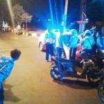 PANEN: Petugas kepolisian Polres Tuban, saat menggrebek balap liar di jalan tembus kelurahan Gedung Ombo,  Kecamatan Semanding, Tuban. foto: suwandi/BANGSAONLINE