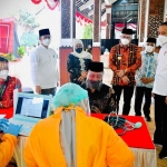 Presiden Jokowi saat meninjau vaksinasi perdana AstraZeneca di Pendopo Delta Wibawa Sidoarjo, Senin (22/3/2021).