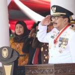 Gubernur Jatim Dr H Soekarwo sebagai Inspektur Upacara lakukan penghormatan kepada bendera merah putih di Hari Kemerdekaan RI ke-73 di Gedung Negara Grahadi Surabaya.