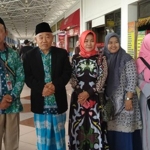 Dr KH Asep Saifuddin Chalim, MA (pakai jas hitam) bersama sebagian rombongan umroh saat mau berangkat umroh untuk memenuhi nadzar kampanye pilgub dan pilpres di Bandara Juanda Sidoajo Jawa Timur, Kamis pagi (2/1/2020). Tampak juga Nyai Fatimah, Sekretaris PC Muslimat NU Kota Surabaya. foto: BANGSAONLINE.com