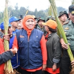 Pangdam V/Brawijaya Mayjen TNI Wisnoe, P. B, bersama Gubernur Jatim Khofifah Indar Parawansa saat penanaman 50 ribu rumput Vertiver di sekitaran Ranupani.