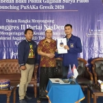 Gus Iwan saat mengambil formulir bacabup di Nasdem Gresik. foto: ist.