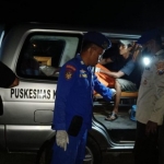 Korban saat dievakuasi petugas menggunakan ambulan dari kawasan pantai (dok. Ist)