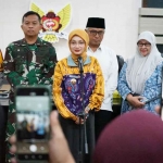 Wali Kota Kediri Vinanda Prameswati bersama Forkopimda saat memberi keterangan kepada wartawan. 