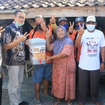 Yuhronur Efendi didampingi KH. Abdul Rouf menyerahkan tempat cuci tangan kepada warga Dusun Ngepung.