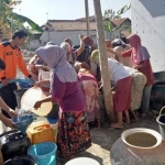 Pengiriman air bersih terhadap daerah terdampak masih terus dilaksanakan.