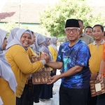 Wakil Wali Kota Kediri Qowimmudin didampingi Kalaksa BPBD Kota Kediri Joko Arianto saat menyerahkan SK pengukuhan Tim SPAB SMPN 6 Kota Kediri. Foto: Ist. 