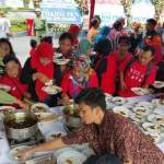 Warga Surabaya serbu makanan yang disiapkan Risma dalam pesta rakyat.