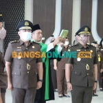 Raden Achmad Nur Rizky saat prosesi pelantikan menjadi Kasi Intel Kejari Gresik. Foto: SYUHUD/BANGSAONLINE
