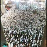 Ribuan massa sudah berkumpul di Masjid Istiqlal menjelang aksi unjukrasa pada 4 November besok. Tampak massa saat mengikuti salat mahrib berjamaah.