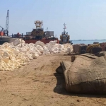 PT Orela Shipyard di Desa Ngimboh, Kecamatan Ujungpangkah, Gresik, melakukan peninggian leveling lahan karena abrasi. Foto: Ist