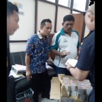 Petugas sedang mengecek BB rokok ilegal di ruang Pidsus Kejari Lamongan.