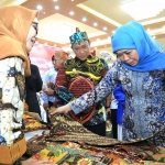 Gubernur Khofifah ketika menghadiri pameran batik.