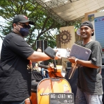 Bupati Kediri, Hanindhito Himawan Pramana saat menyerahkan doorprize 2 Vespa untuk Scooterist yang beruntung, di kawasan Simpang Lima Gumul, Minggu (28/08/2022).