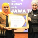 Gubernur Jawa Timur Khofifah Indar Parawansa menerima penghargaan Inisiator Komunikasi Digital Pertama di Indonesia dari Ikatan Sarjana Komunikasi Indonesia (ISKI) Pusat.