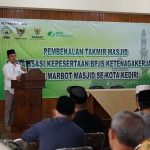Ketua PD DMI (Dewan Masjid Indonesia) Kota Kediri yang juga Ketua PCNU Kota Kediri KH. Abu Bakar Abdul Jalil saat memberi sambutan. Foto: Ist.