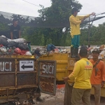 Petugas kebersihan di Lamongan.