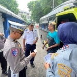 Kanit Kamseltibcarlantas Polres Pasuruan, Ipda Aries Setiandono, saat ramp check di Terminal Pandaan.