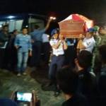 Jenazah Kohar saat hendak dikebumikan di makam umum Desa/Kecamatan Gedeg. (foto: gunadhi/BANGSAONLINE)