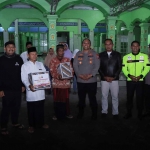 Kapolres Ngawi, AKBP.Dwiasi Wiyatputera bersama Forkopimda saat menyerahkan paket bantuan sembako pada marbot masjid