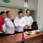 Bupati Pasuruan, Rusdi Sutejo (dua dari kanan) saat menerima laporan dari Wagub Lira