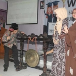 TABUH GONG: Wabup Sidoarjo H Nur Ahmad Syaifuddin membuka "Workshop Sumpah Pelajar Sidoarjo Wujudkan Sehat dan Berprestasi", Sabtu (21/10). foto Kominfo 