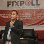 Direktur Eksekutif FixPoll, Anas RA saat rilis survei. (foto: ist).