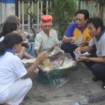 KOMPAK. ?Bupati-Wabup, Sambari-Qosim kompak makan nasi boranan. foto : syuhud/bangsaonline
