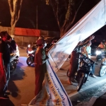 Petugas Satpol PP Pamekasan saat mencopoti banner-banner tak berizin dan melanggar aturan.