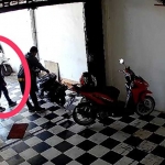 Tangkapan layar rekaman CCTV yang terpasang di warung korban saat pelaku meminjam motor.