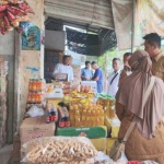 Inspeksi minyak goreng dalam kemasan yang dilakukan di Pasar Anom Sumenep