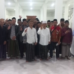 Para alumni Ponpes Lirboyo foto bersama dengan Kiai Asep