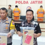 Polisi saat merilis kasus penipuan di Mapolda Jawa Timur, Surabaya, Jumat (19/4/2024). Foto: Bidhumas Polda Jatim