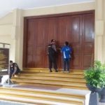 Personel Brimob mengamankan kantor Pemkab Klaten saat dilakukan penggeledahan oleh KPK.