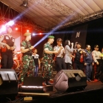 Dalam acara yang ditonton sekitar 3.000-an anggota TNI-Polri dan warga masyarakat tersebut mendatangkan artis terkenal Nella Karisma.