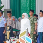 Gubernur Jatim,Khofifah saat memimpin apel Hari Santri Nasional 2025